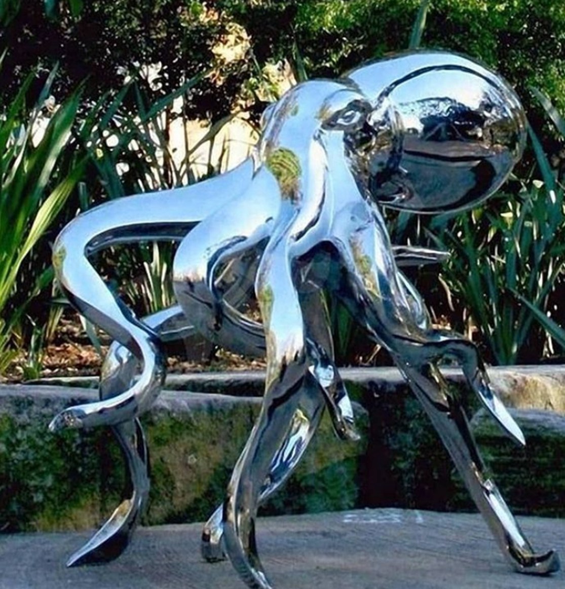 urban art stainless steel face sculpture 1